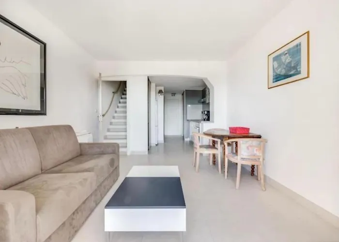 Of 44 M2 With Balcony In Saint-raphael شقة *